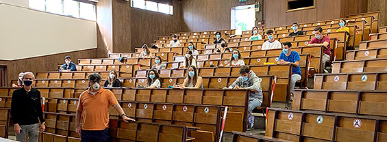 aula con studenti che fanno l'esame scritto